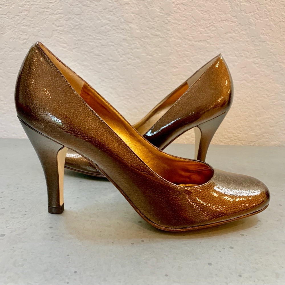 Arturo Chiang Round Toe  Patent Leather Pump